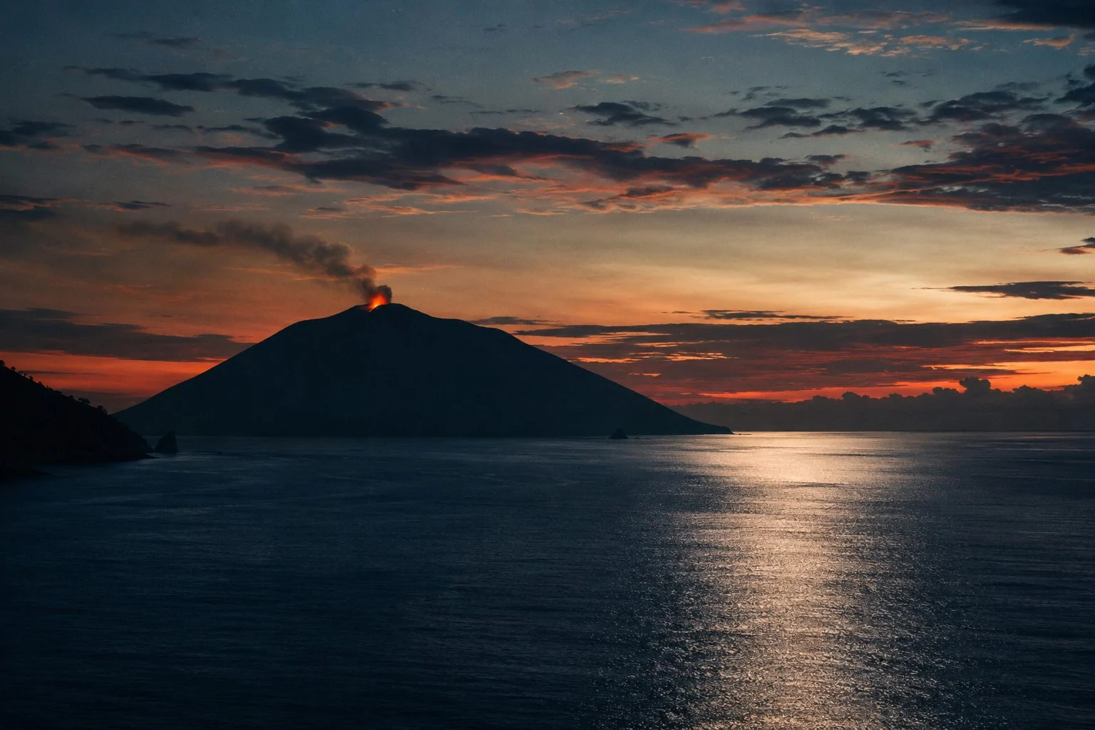 Silhouette du Stromboli au crépuscule