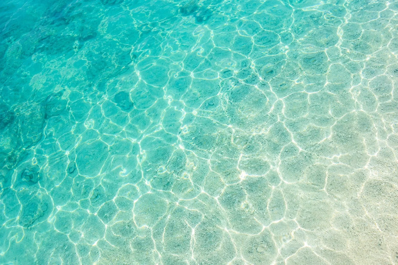 Eau claire des Cyclades, fond de sable
