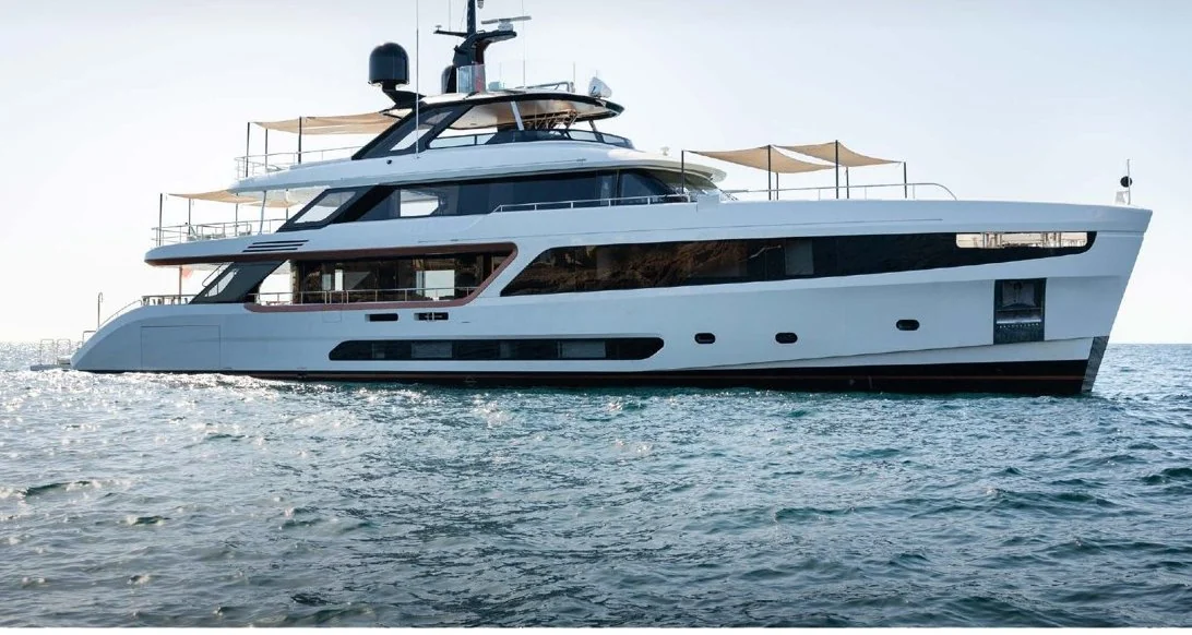 Yacht au mouillage dans une eau limpide, côte méditerranéenne